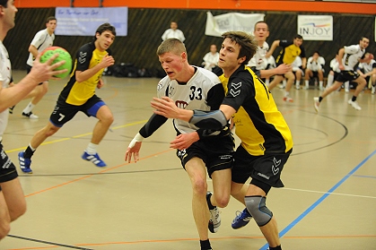 Christopher Frh fischt dem Gegner den Ball heraus